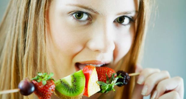 Mulher comendo frutas