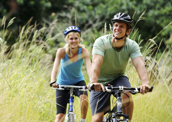 Casal Andando de Bicicleta