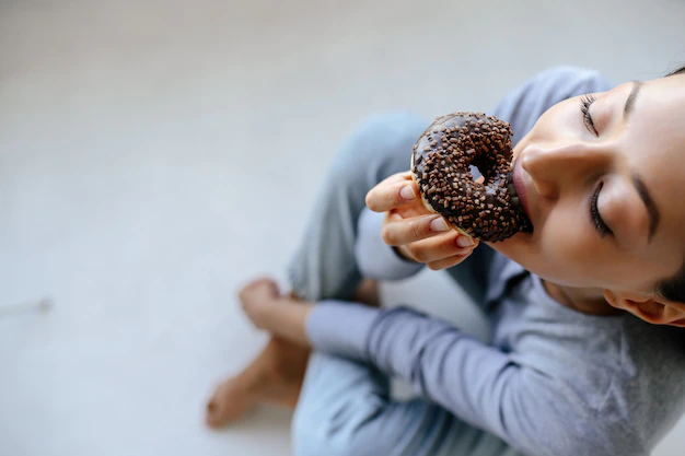 mulher comendo donuts