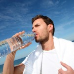 Homem Bebendo Água na Garrafa