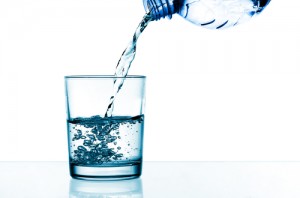 Servindo água no copo