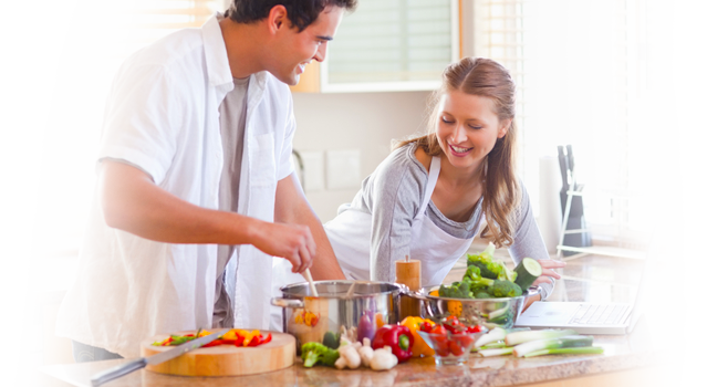 Casal cozinhando