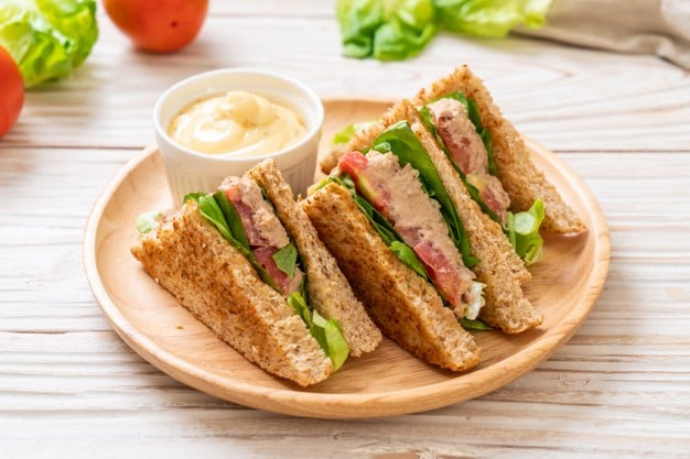 sanduiche de atum com pão integral