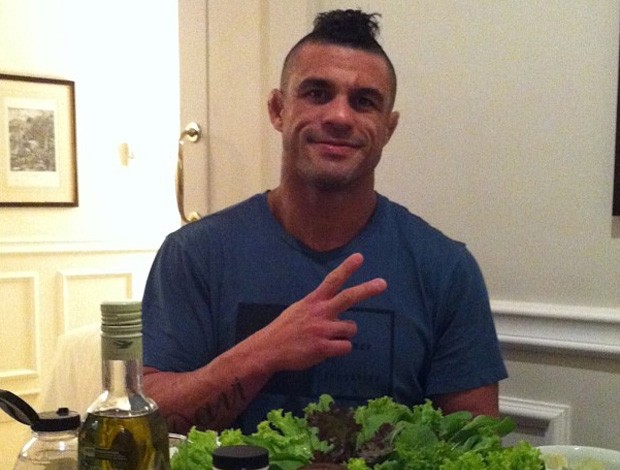 vitor-belfort-comendo