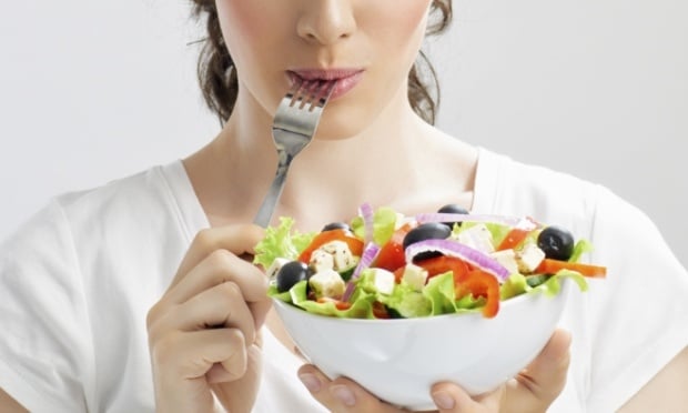 Mulher Comendo Salada