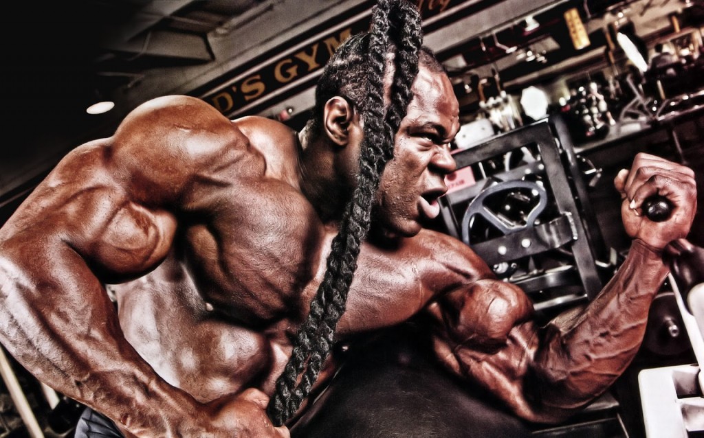 Kai Greene malhando bíceps