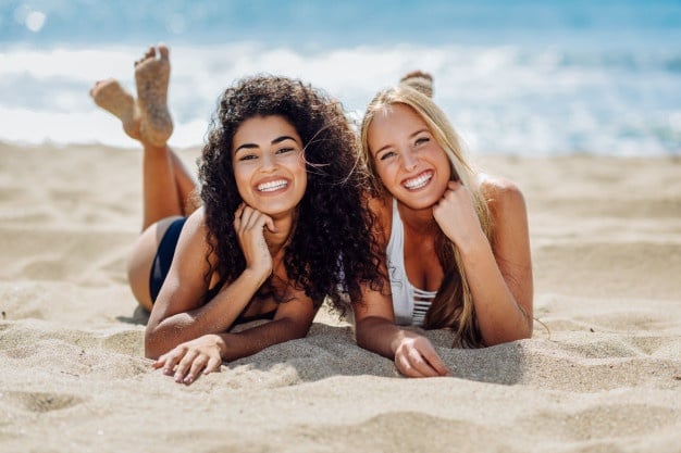 mulheres pegando sol na praia
