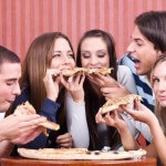 Amigos comendo pizza