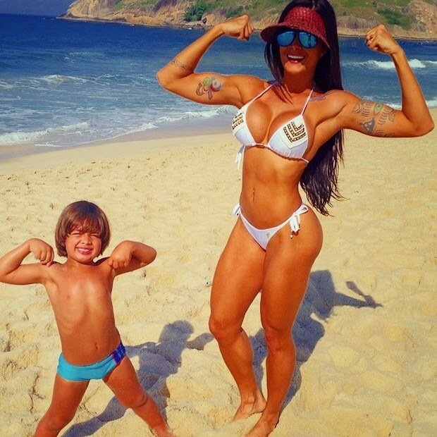 aline riscado na praia de bikini com o filho