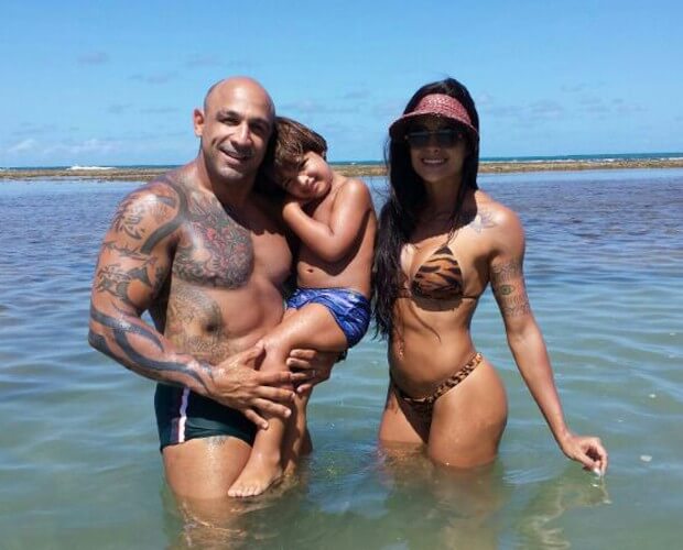 aline riscado com a família