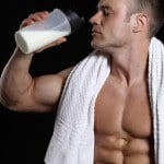 Bebendo shake de proteína