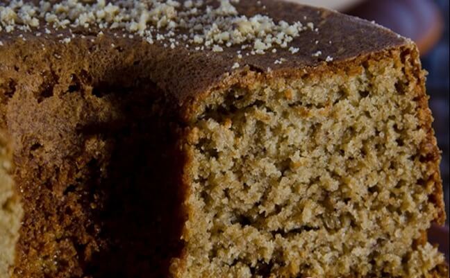 Bolo de farinha de banana verde