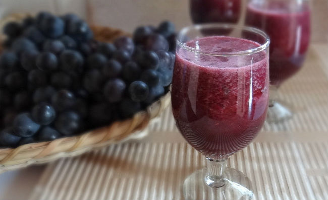 Suco de limão com casca de uva