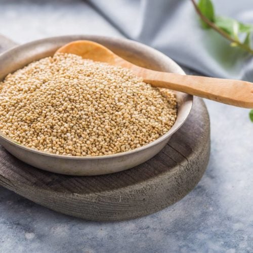grãos de quinoa crus