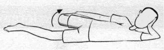 alongamento deitado de lado puxando a perna para trás