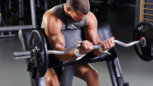 Biceps rapidamente e triceps aumentar como