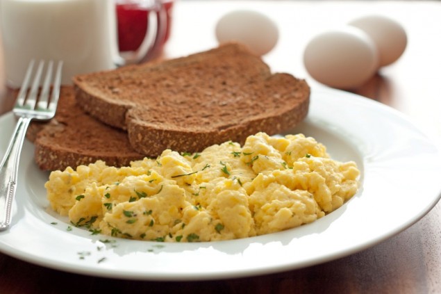Café da manhã com ovos mexidos