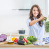 mulher na cozinha fazendo suco detox com ingredientes saudáveis