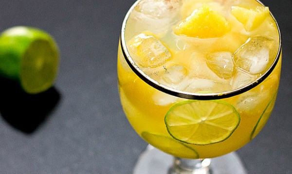Suco de abacaxi com limão