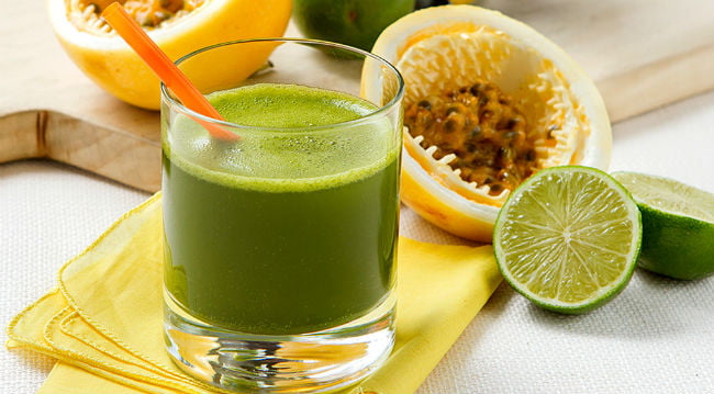 Suco verde com maracujá e limão