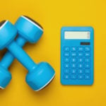 halteres e calculadora contagem de calorias