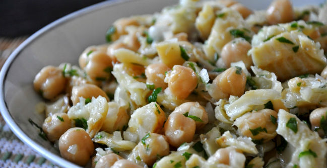 Salada de grão de bico com bacalhau