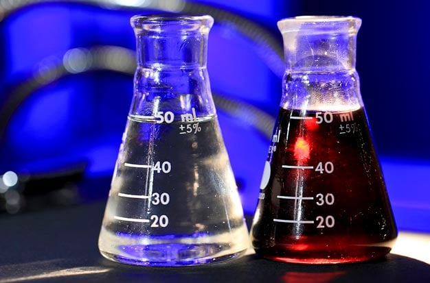 dois frascos com líquidos synthol laboratório química