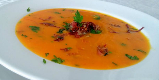 Sopa de abóbora com carne seca