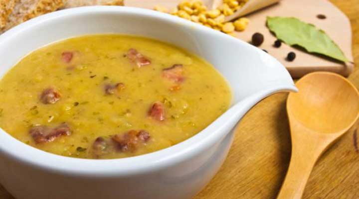 Sopa de mandioca com carne moída