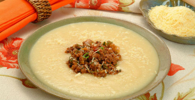 Sopa de fubá com carne moída