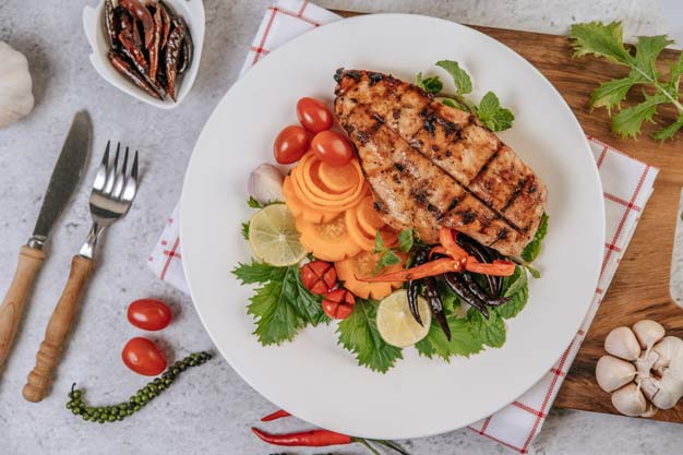 prato de comida refeição balanceada frango