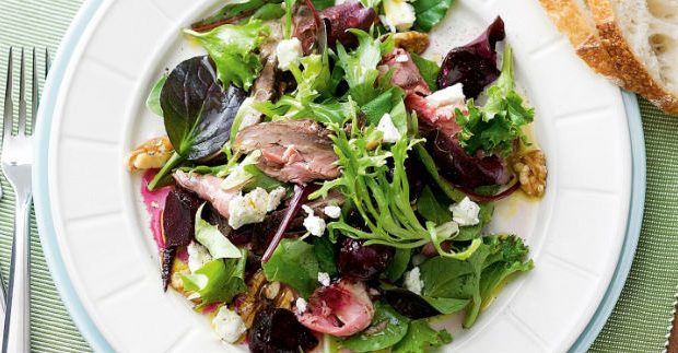 Resultado de imagem para imagens salada de folhas com iscas de carne