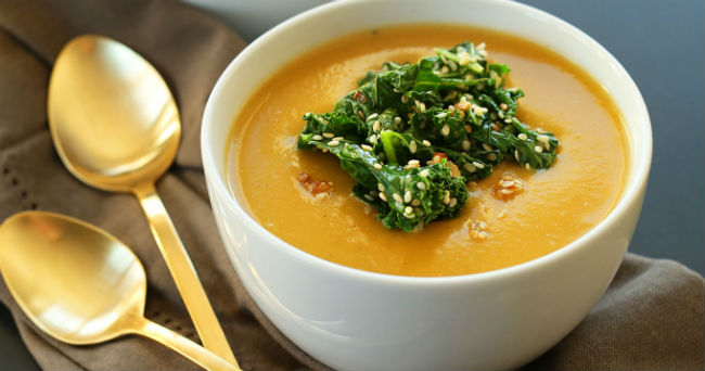 Sopa de abóbora com couve