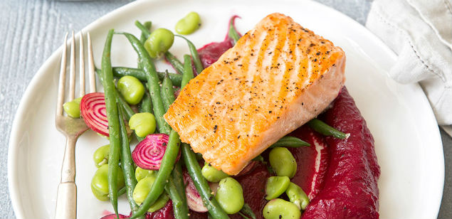 Salmão com purê de beterraba