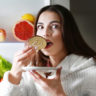 mulher comendo doce a noite lanchinho noturno assalto a geladeira