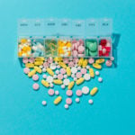 comprimidos de medicamentos diversos separados por dias da semana