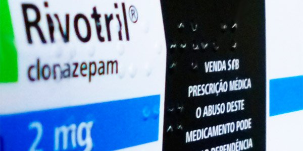 Pernas depois inquietas de síndrome álcool das beber