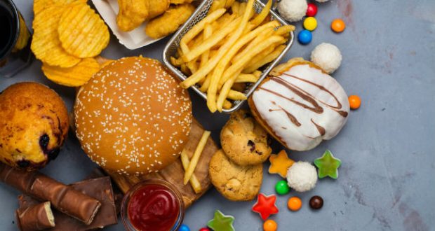 https://www.mundoboaforma.com.br/wp-content/uploads/2018/12/piores-alimentos-para-a-saude-620x330.jpg