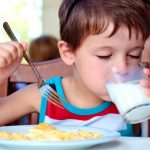 Criança tomando leite