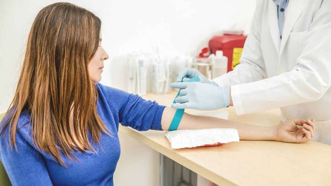 mulher faz exame para medir triglicerídeos baixo