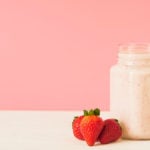 Shake proteico de morango fit, fácil e delicioso