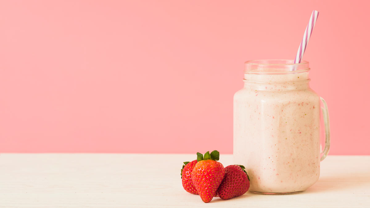 Shake proteico de morango fit, fácil e delicioso