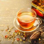 Receita de chá emagrecedor com chá verde, canela, hibisco e gengibre
