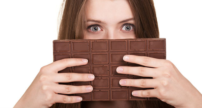Mulher segurando chocolate