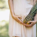 grávida segurando um abacaxi