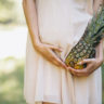 grávida segurando um abacaxi