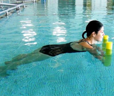 prancha-na-piscina 7 Exercícios na Piscina para Emagrecer e Tonificar