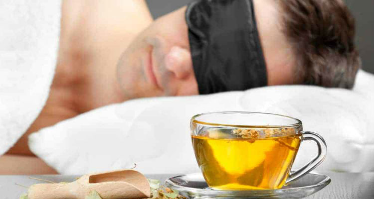 Chá e homem dormindo
