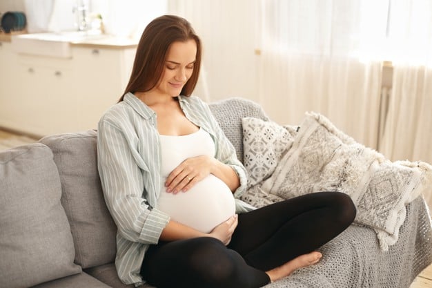 mulher grávida sentada