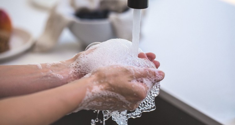 lavando-as-maos Como Evitar o Contágio Pelo Novo Coronavírus Quando Precisar Sair de Casa – 10 Dicas